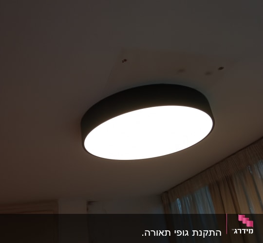 מנורה עגולה מותקנת בתקרה מוארת